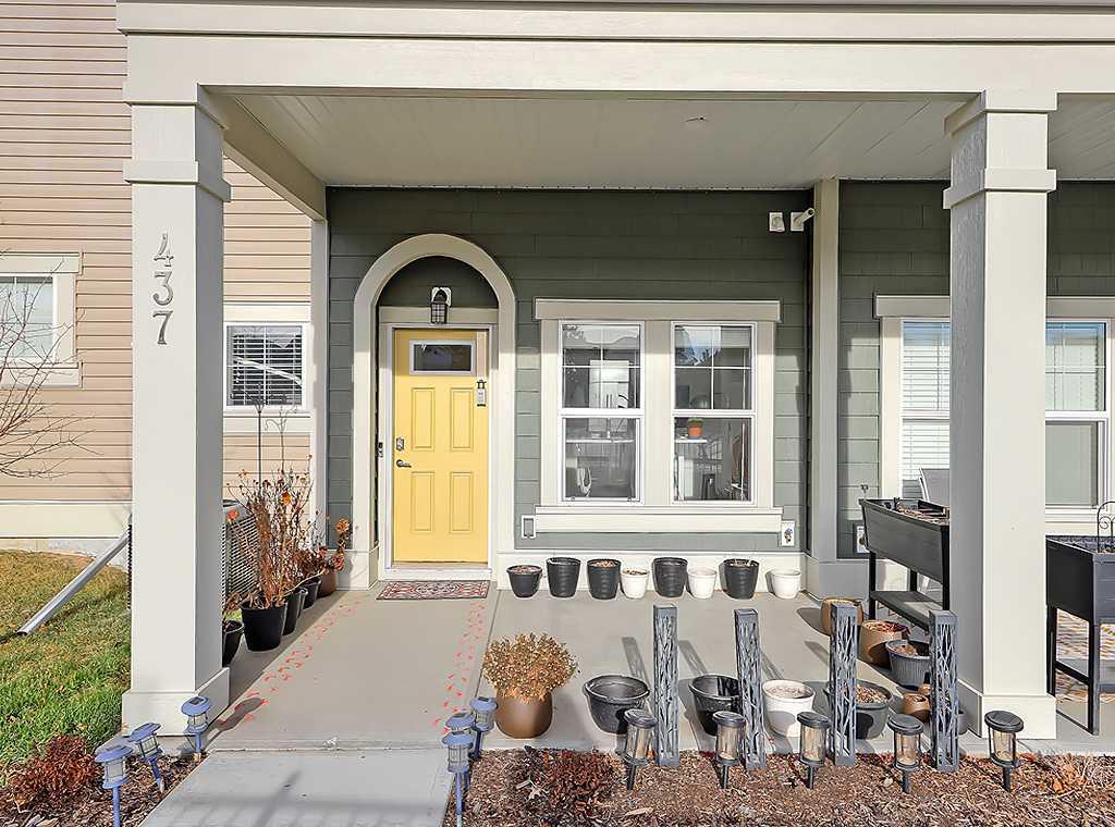 437 South Point Lane SW
