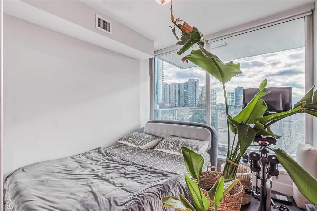 560 6 Avenue SE, #206