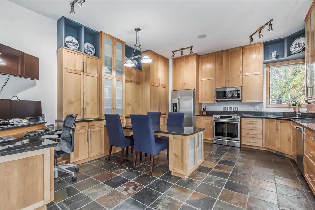 28 Rocky Ridge Close NW