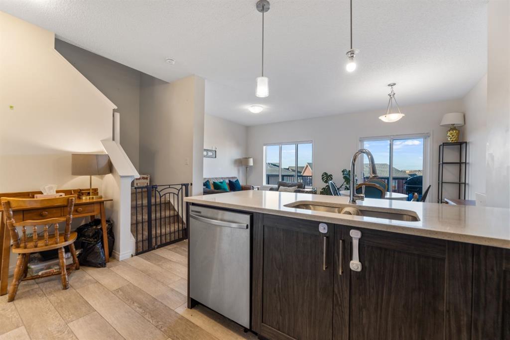 105 CARRINGVUE Park NW
