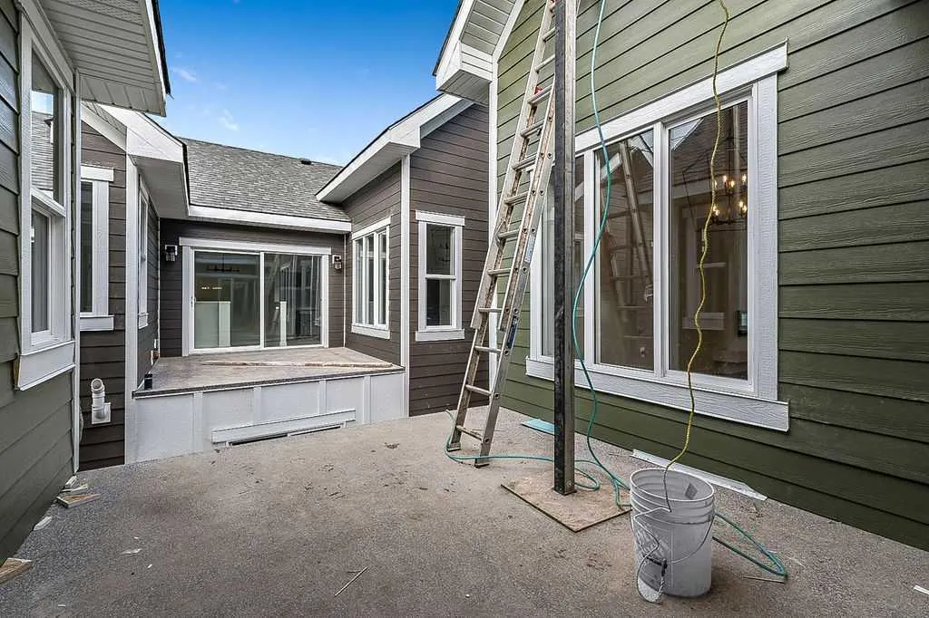 13 Drake Landing Square