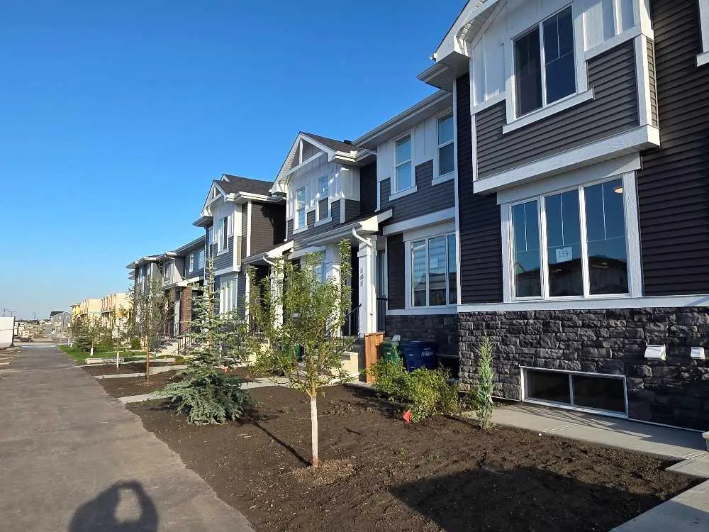 145 Cobblestone Gate SW