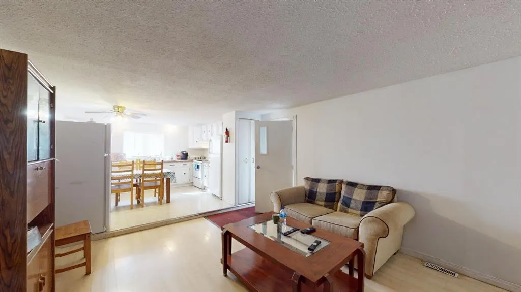 301 Grenfell Crescent