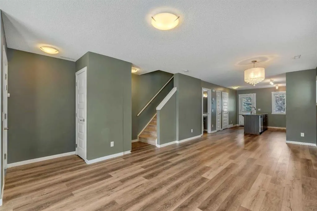 537 Mckenzie Towne Close SE