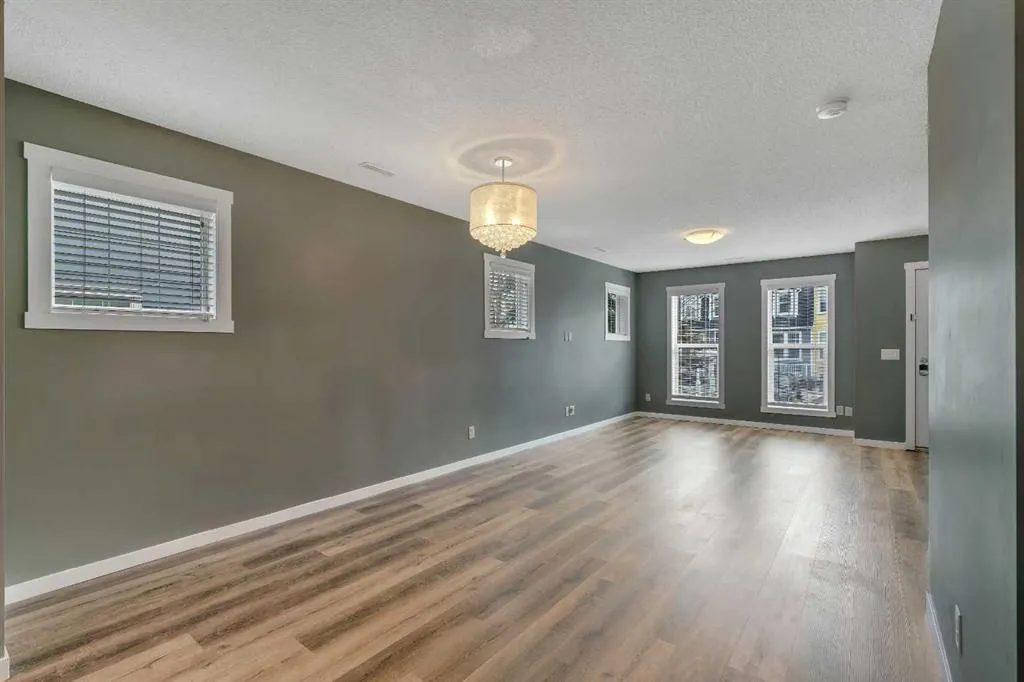 537 Mckenzie Towne Close SE
