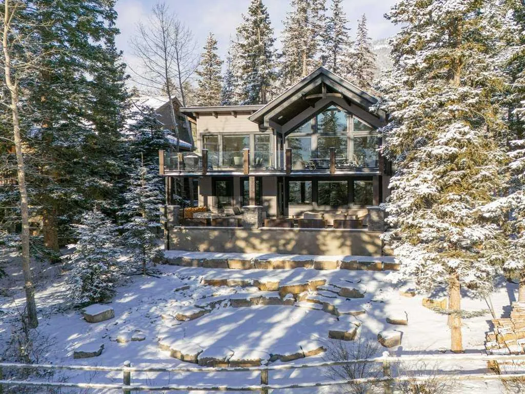 137 Silvertip Ridge
