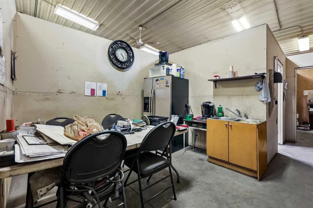 6-255077 Range Road 255