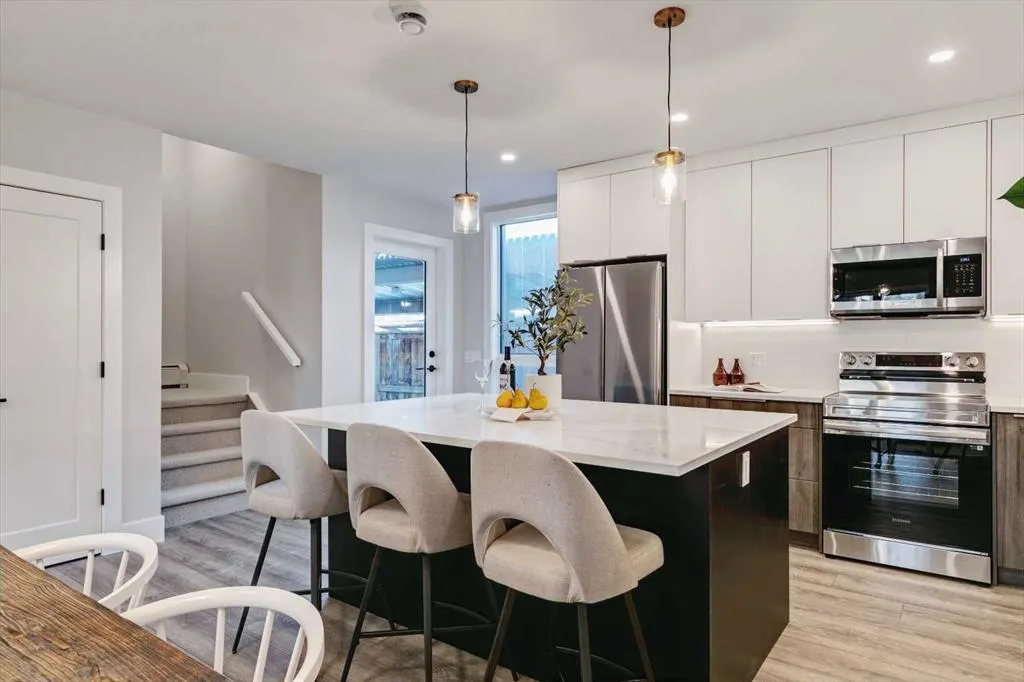 923 1 Avenue NW, #2