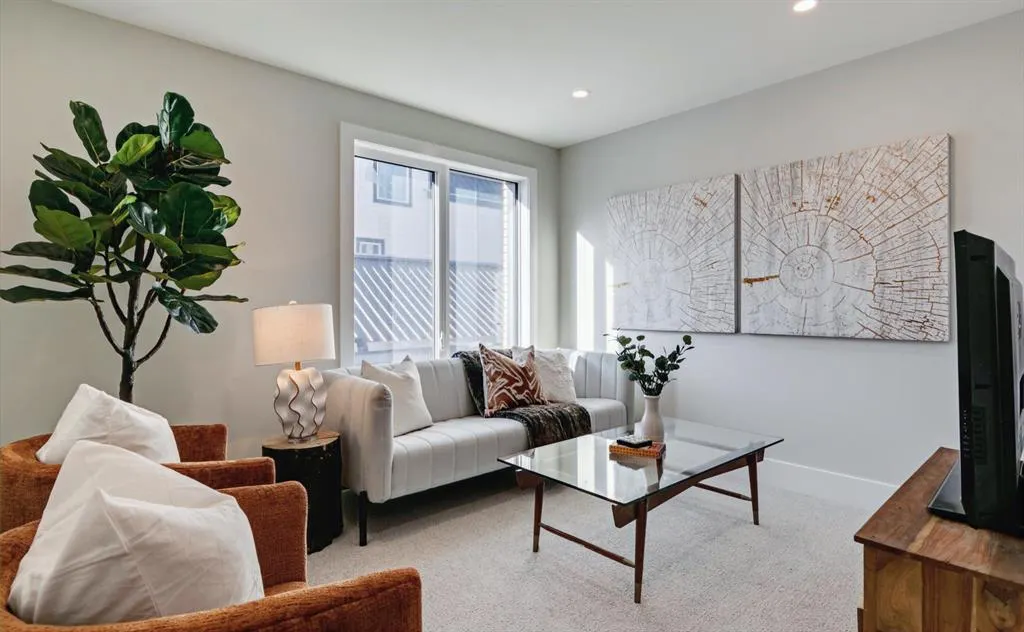923 1 Avenue NW, #2