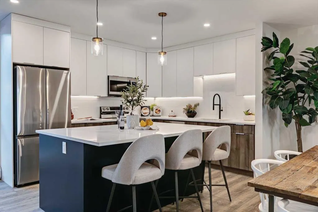 923 1 Avenue NW, #2