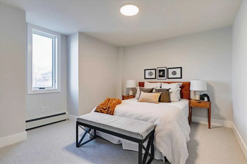 923 1 Avenue NW, #2
