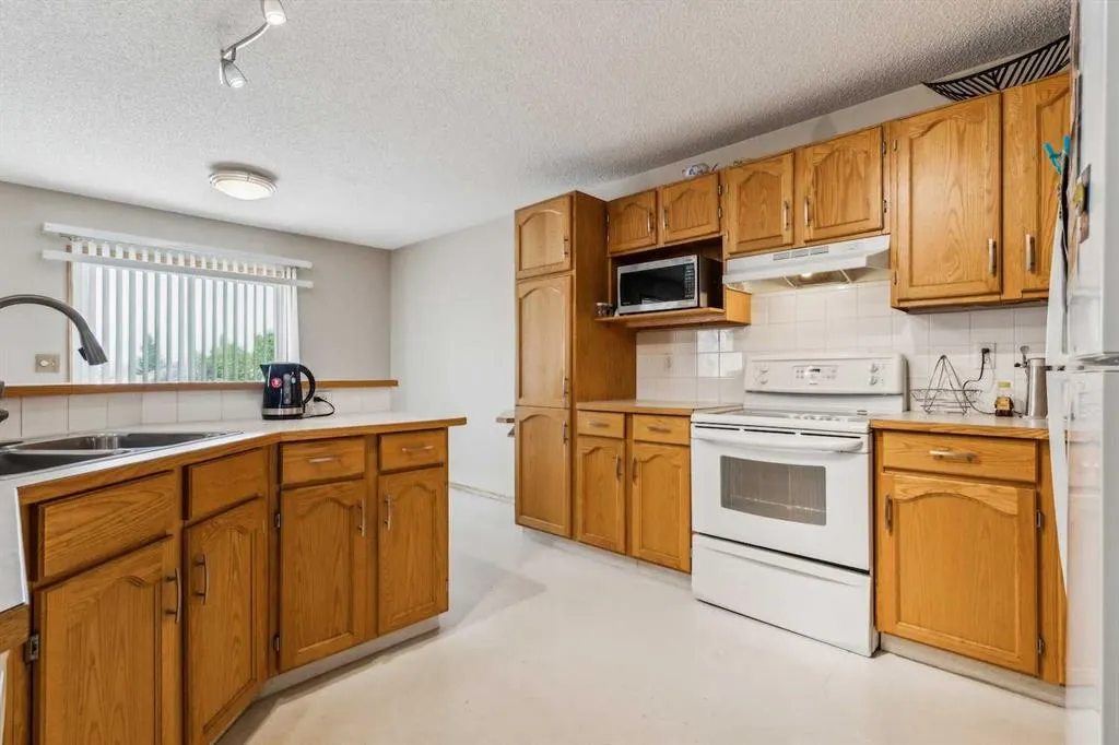 1210 Harvest Hills Drive NE