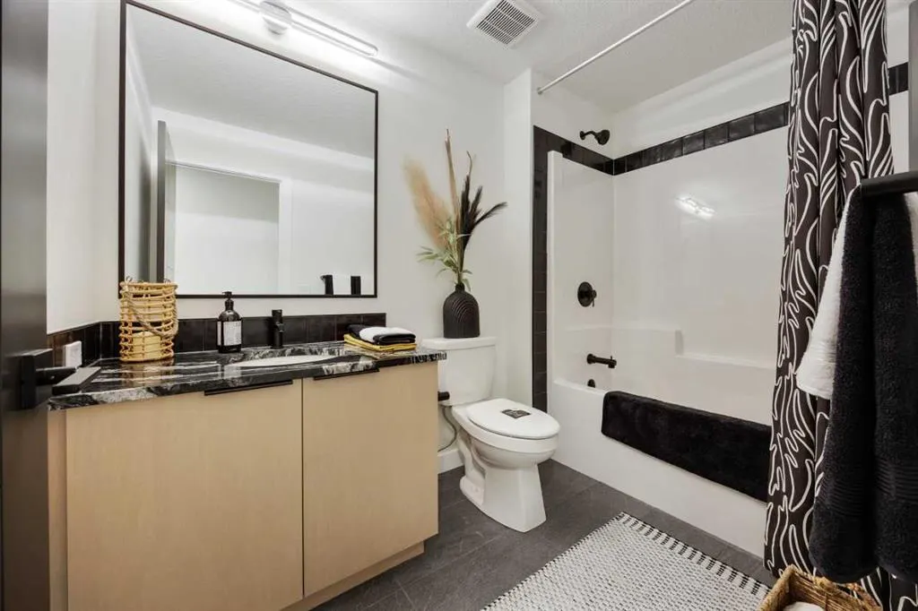 350 Hotchkiss Manor SE