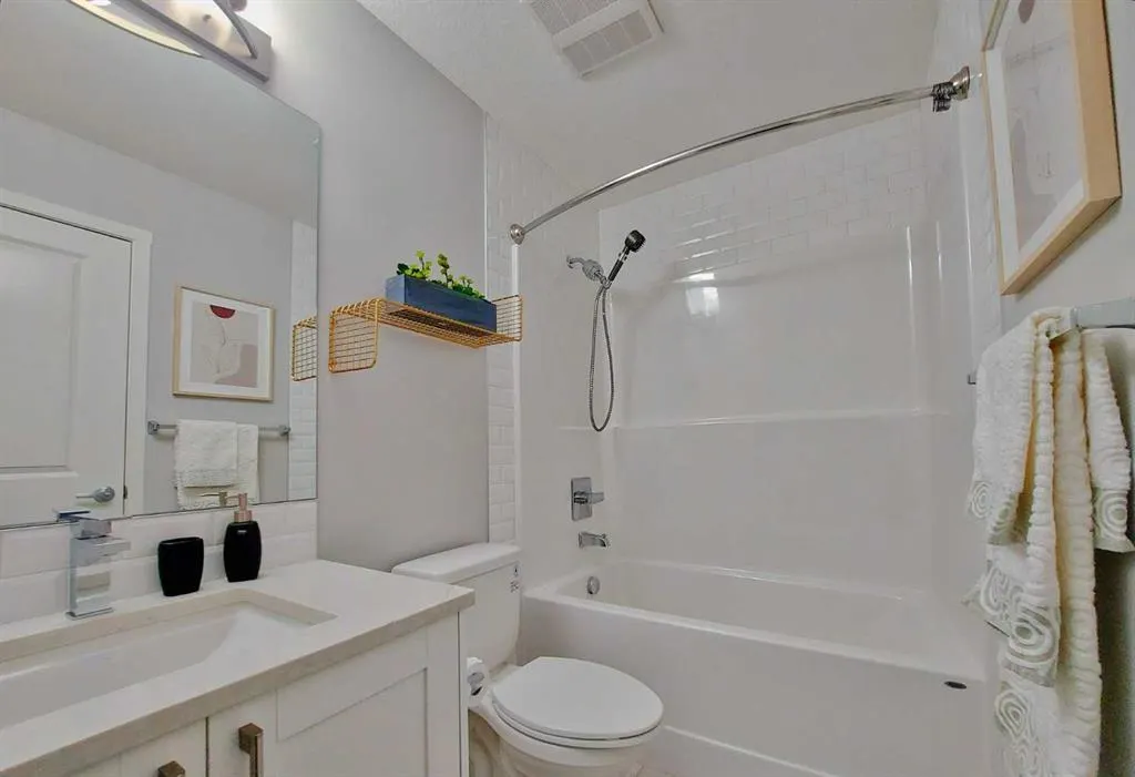 200 HARVEST HILLS Place NE, #211