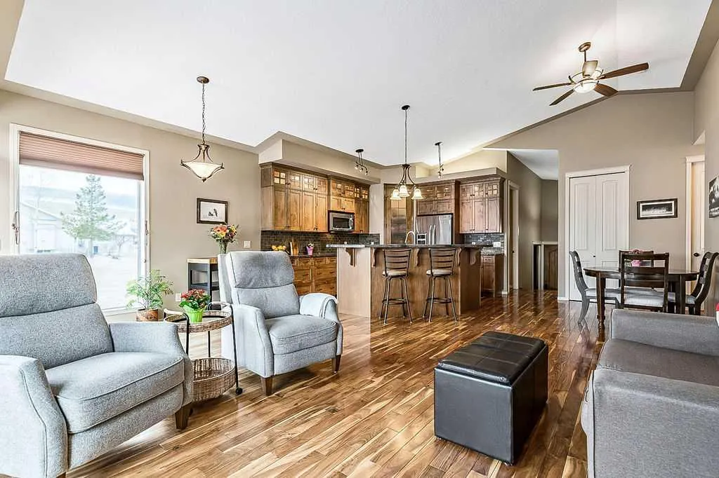 347 McLeod Crescent SW