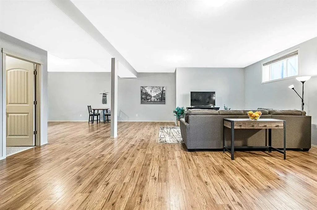 347 McLeod Crescent SW