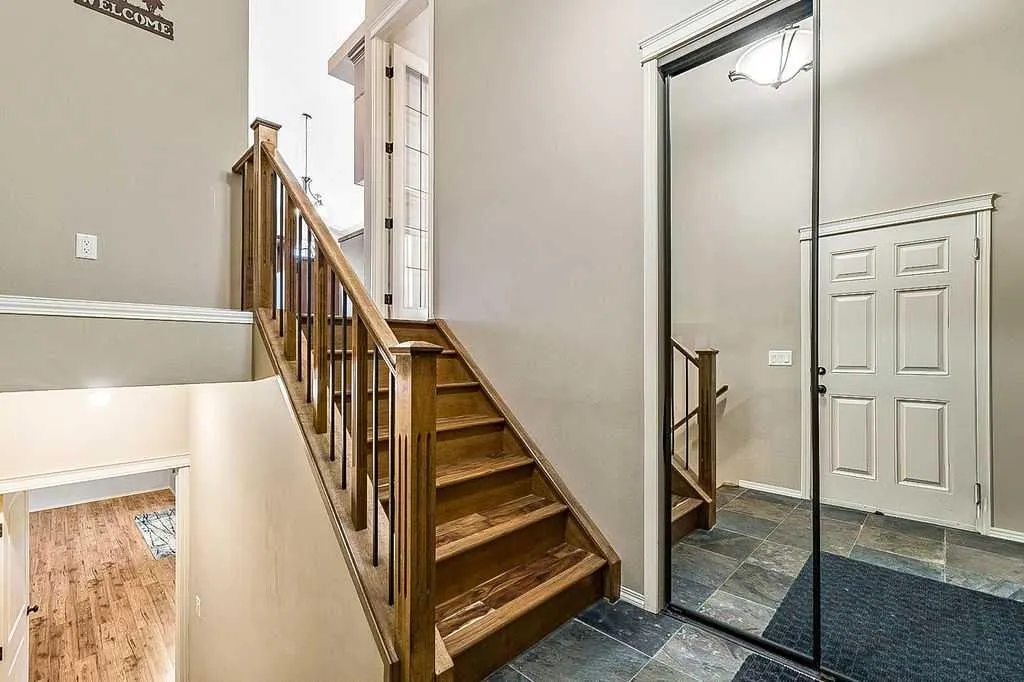 347 McLeod Crescent SW