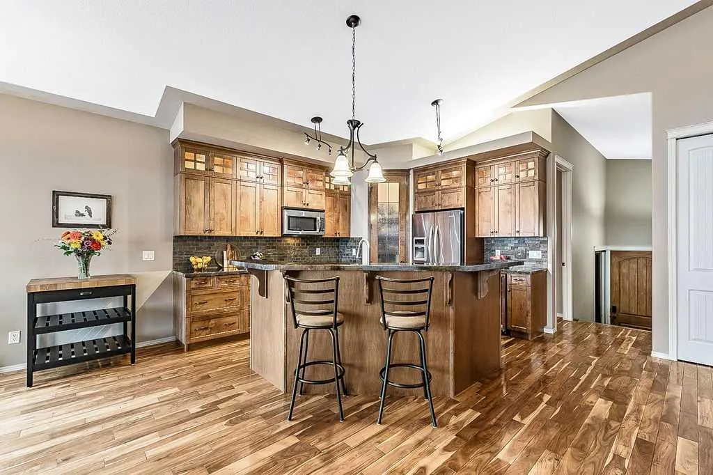 347 McLeod Crescent SW
