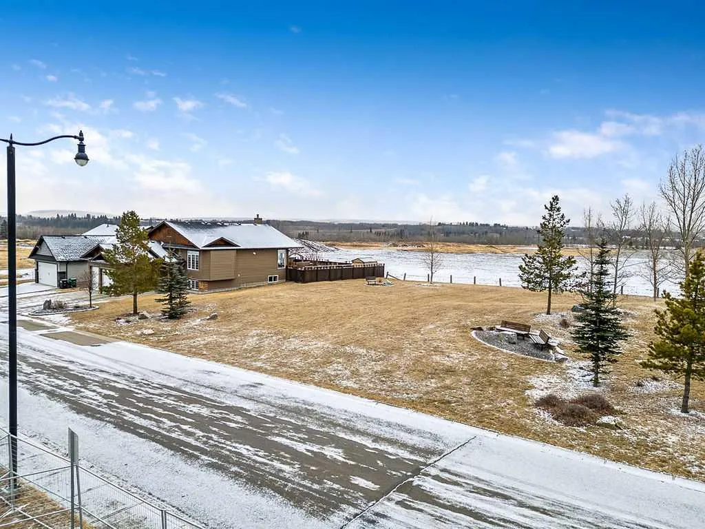 347 McLeod Crescent SW
