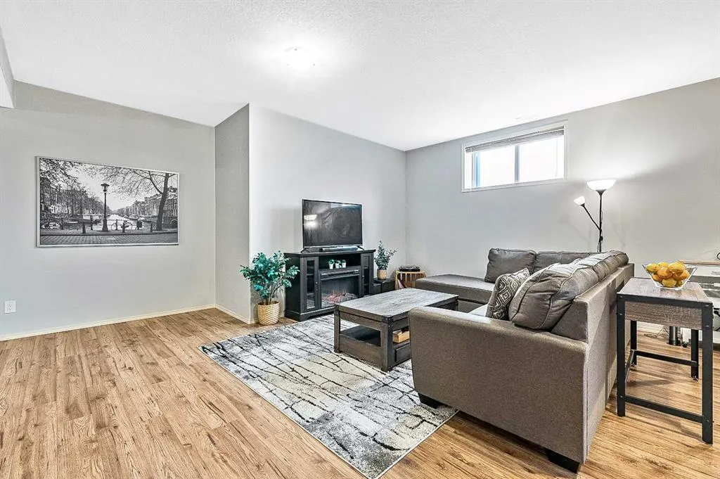 347 McLeod Crescent SW