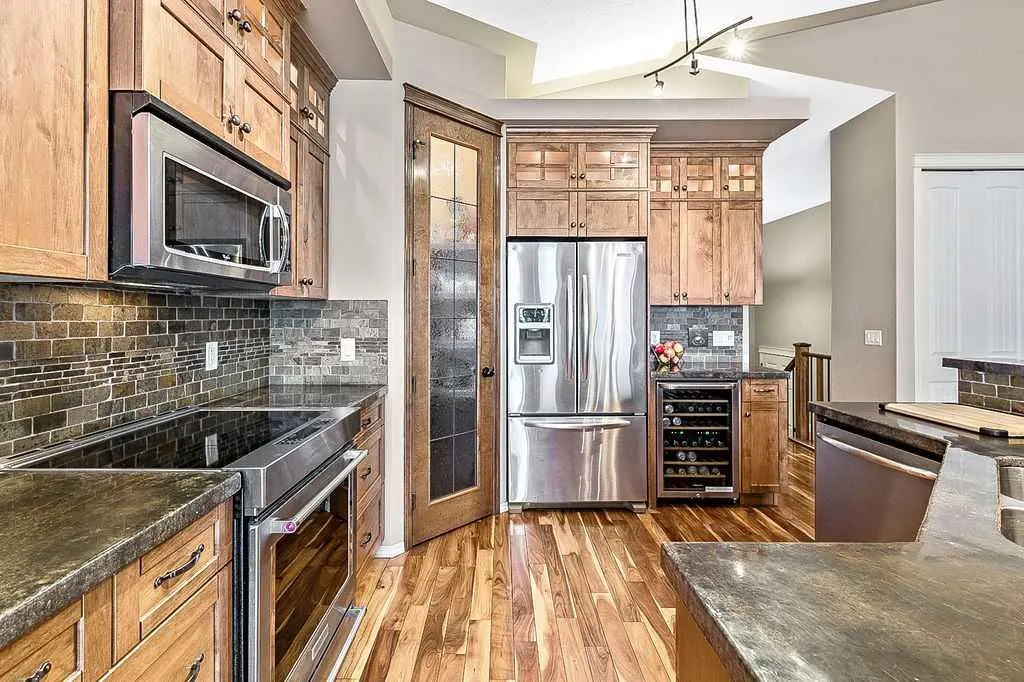 347 McLeod Crescent SW