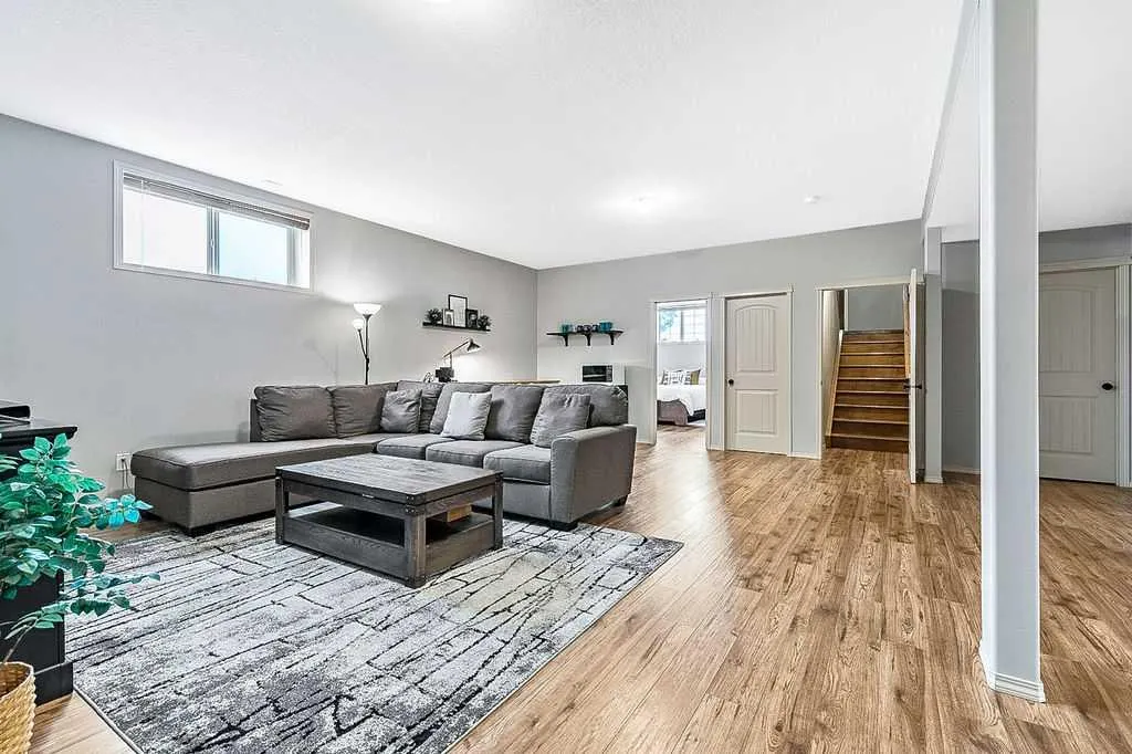 347 McLeod Crescent SW