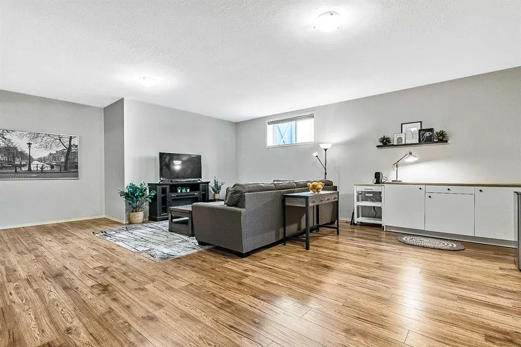 347 McLeod Crescent SW