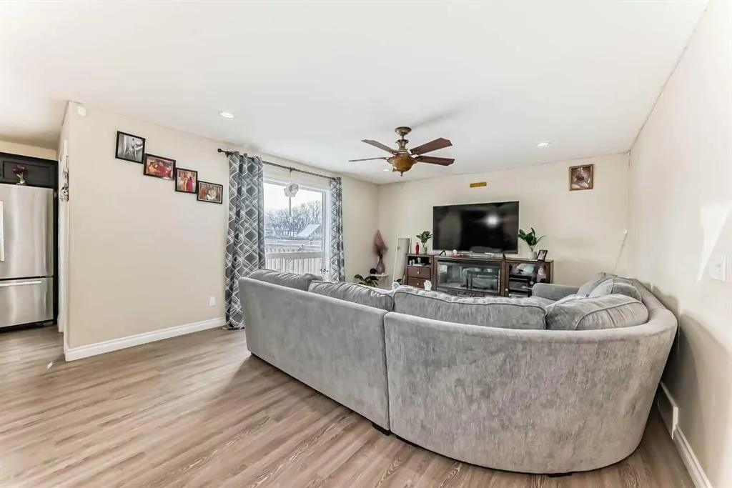 5252 48 Street Close