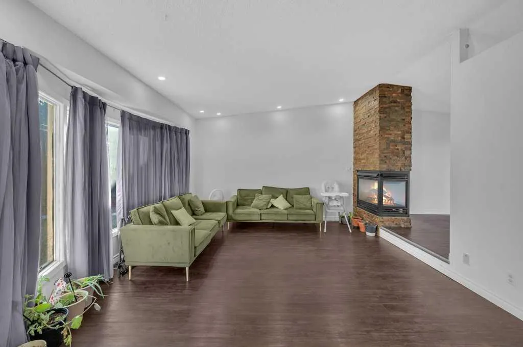 64 Castledale Crescent NE