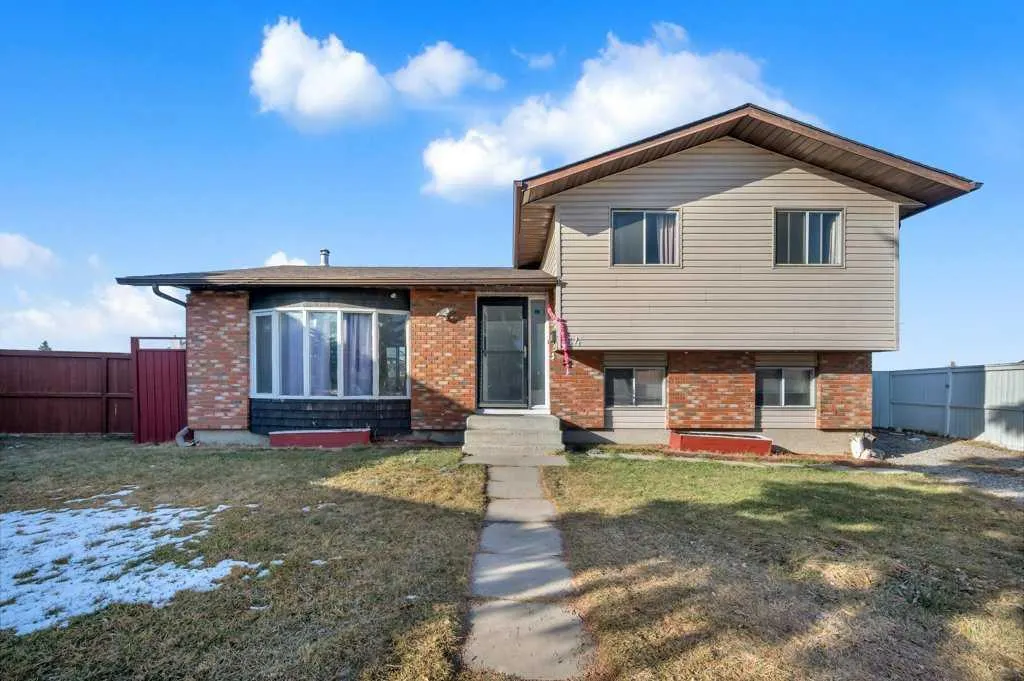 64 Castledale Crescent NE