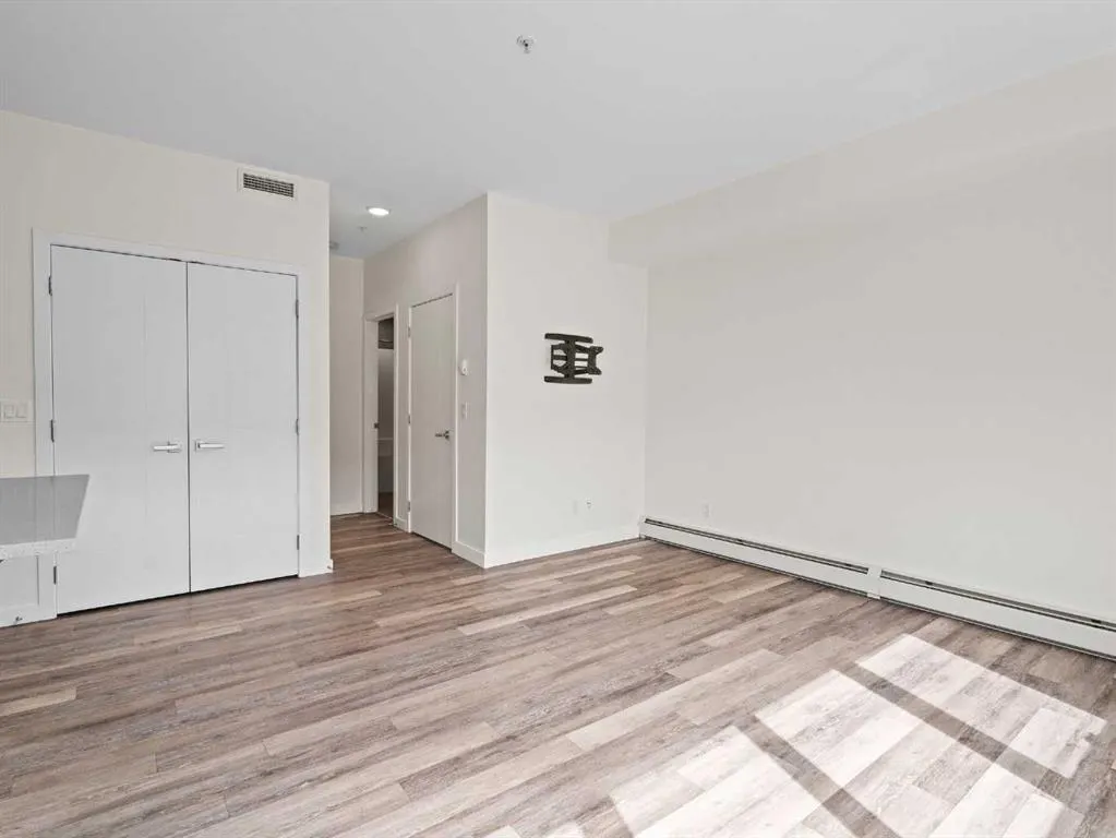 118 18 Avenue SW, #.