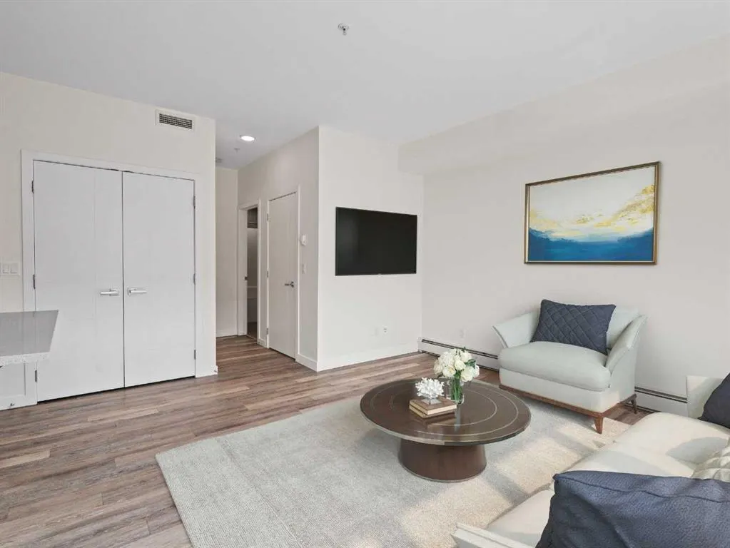 118 18 Avenue SW, #.