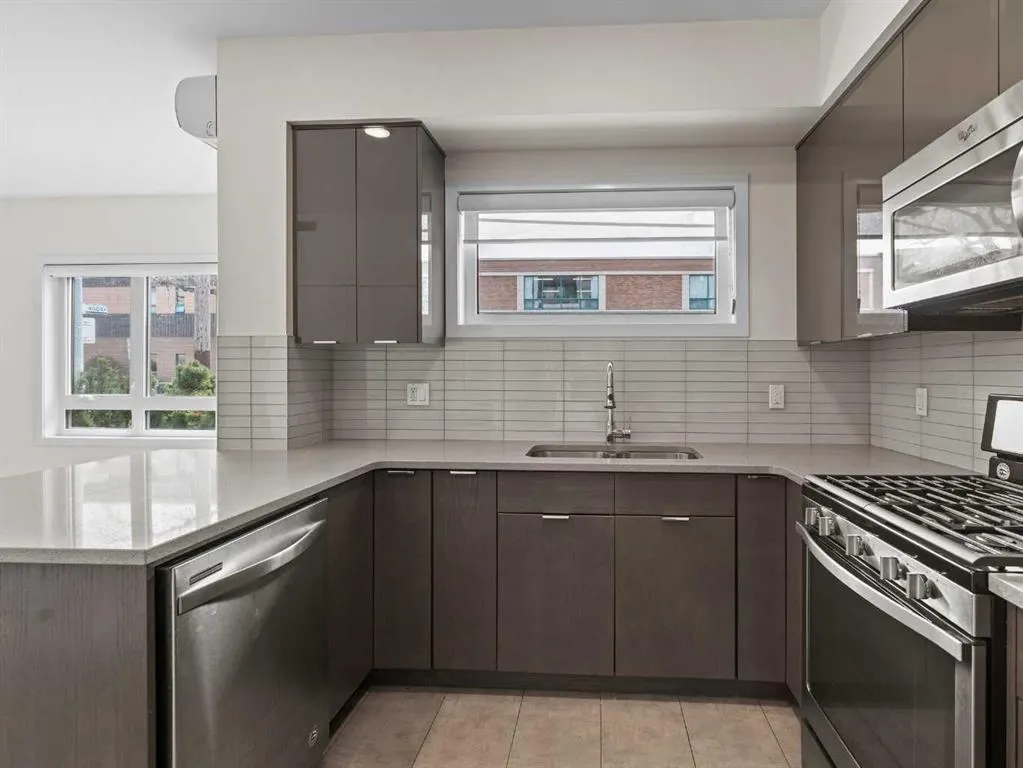 118 18 Avenue SW, #.