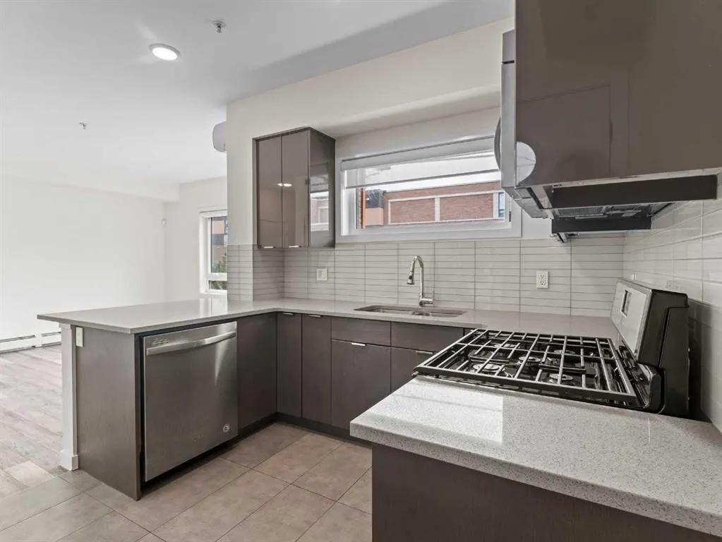 118 18 Avenue SW, #.