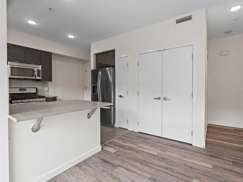 118 18 Avenue SW, #.