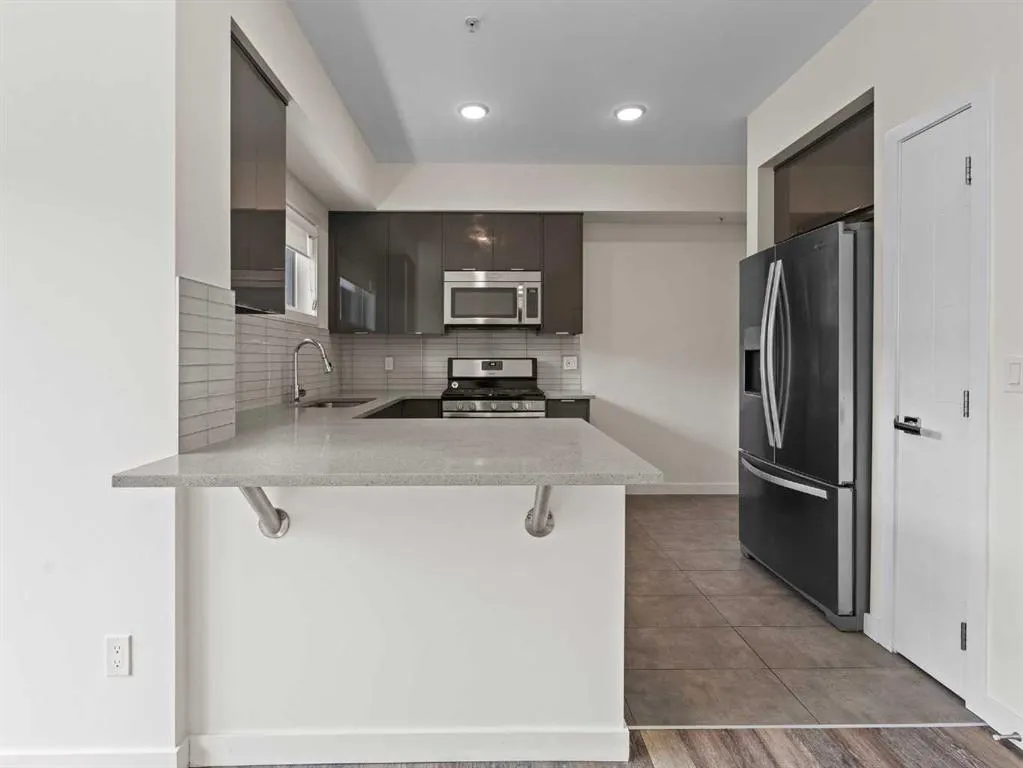 118 18 Avenue SW, #.
