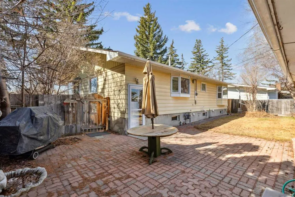 808 Lake Bonavista Drive SE