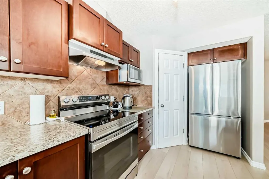 77 Royal Crest View NW