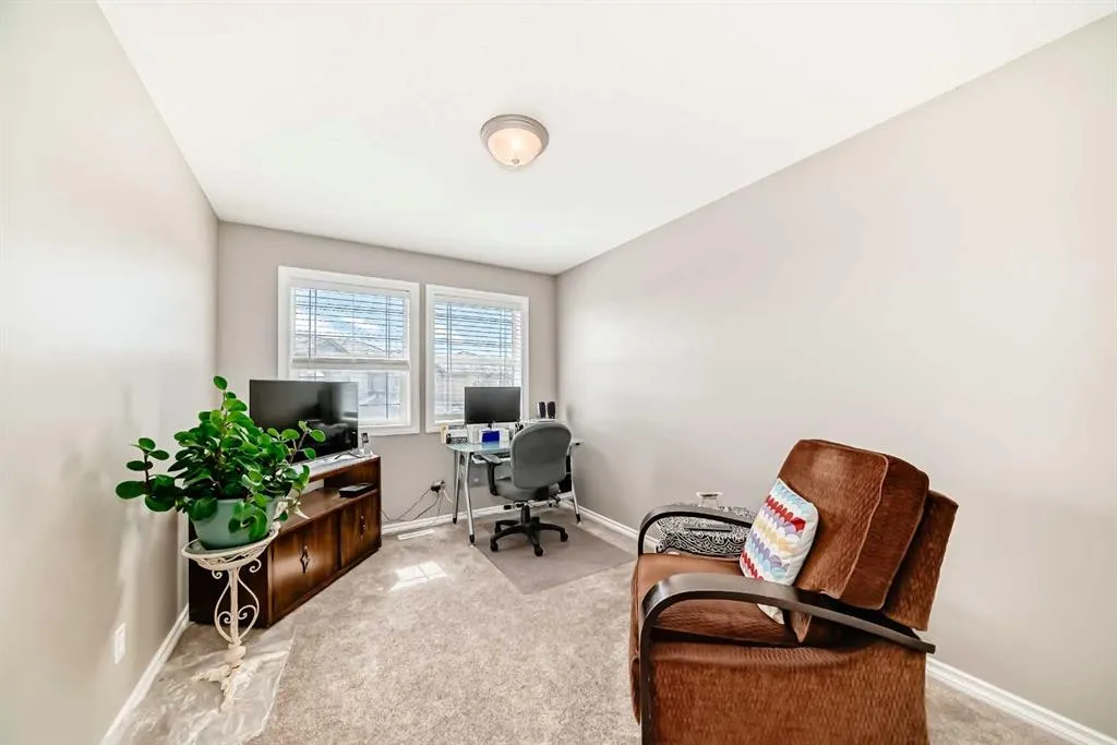 77 Royal Crest View NW