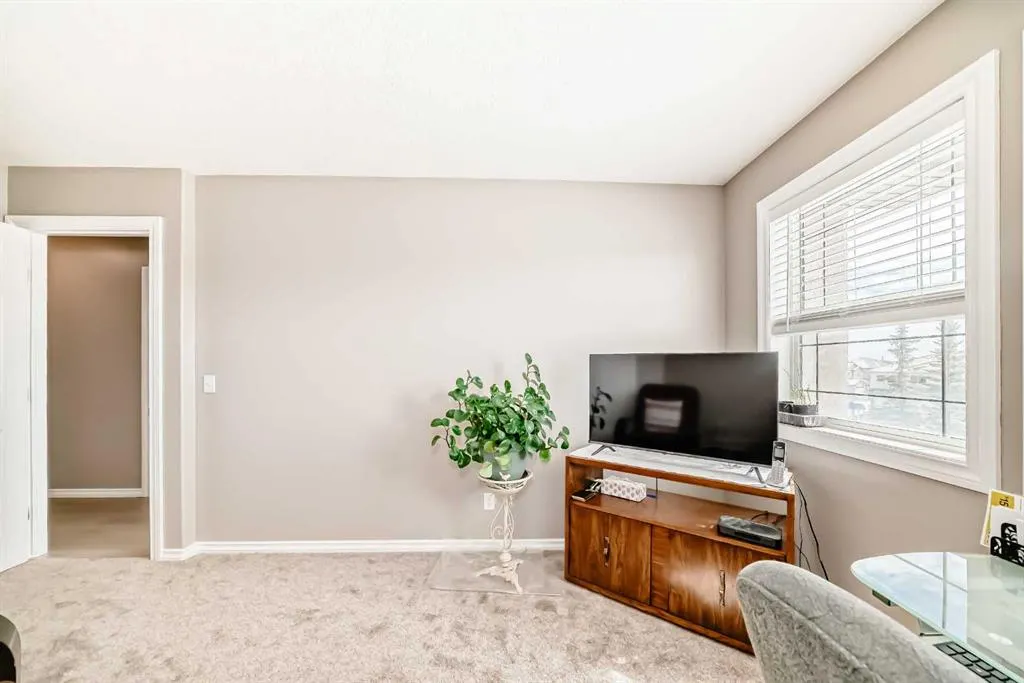 77 Royal Crest View NW