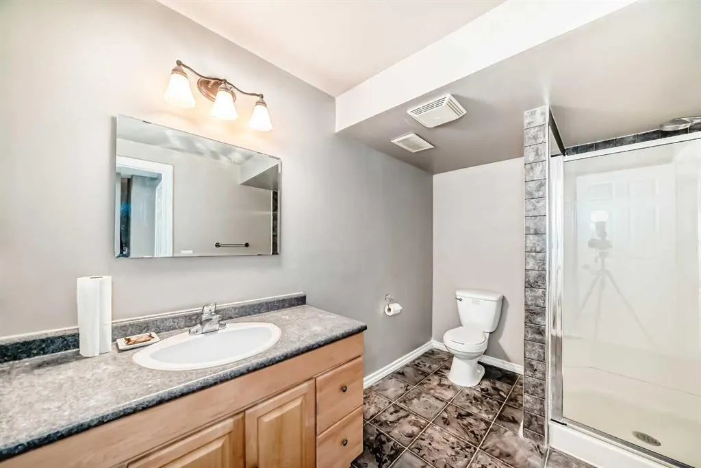 77 Royal Crest View NW