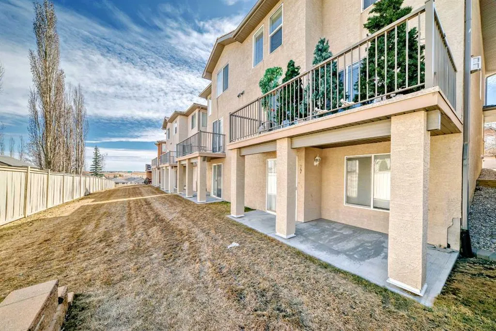 77 Royal Crest View NW