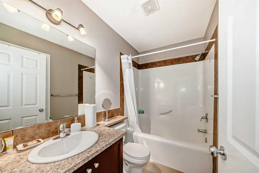 77 Royal Crest View NW