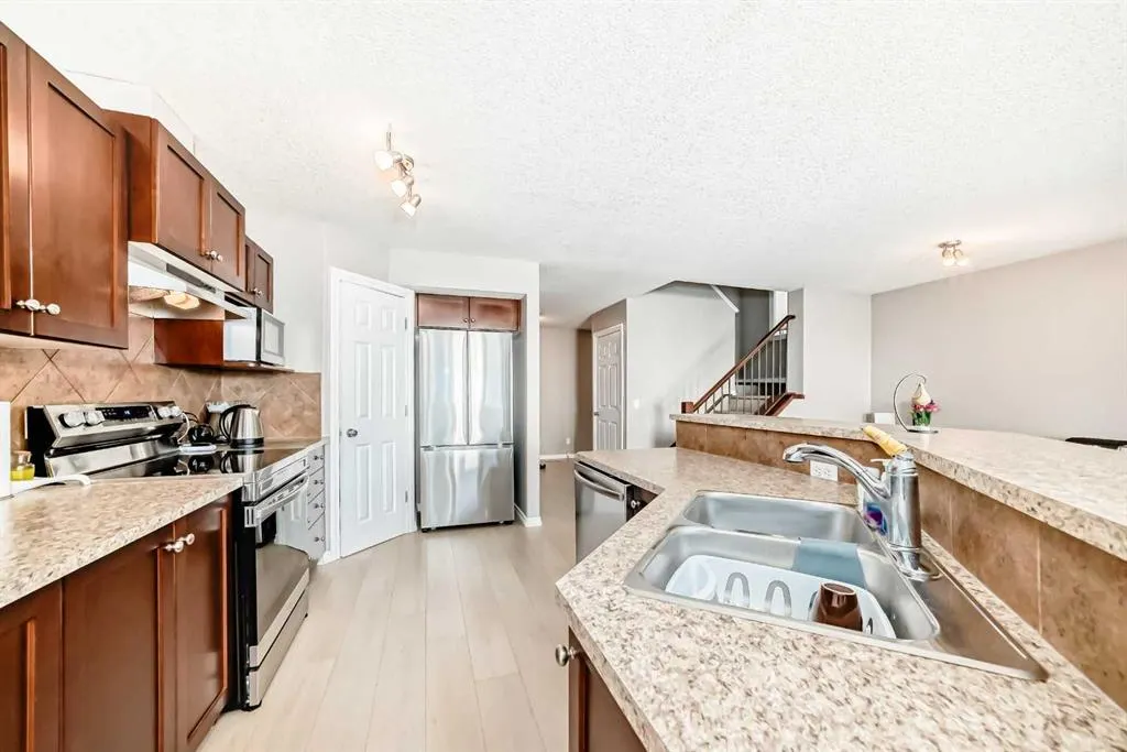 77 Royal Crest View NW