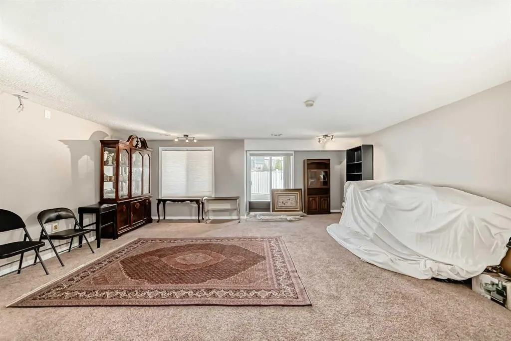 77 Royal Crest View NW