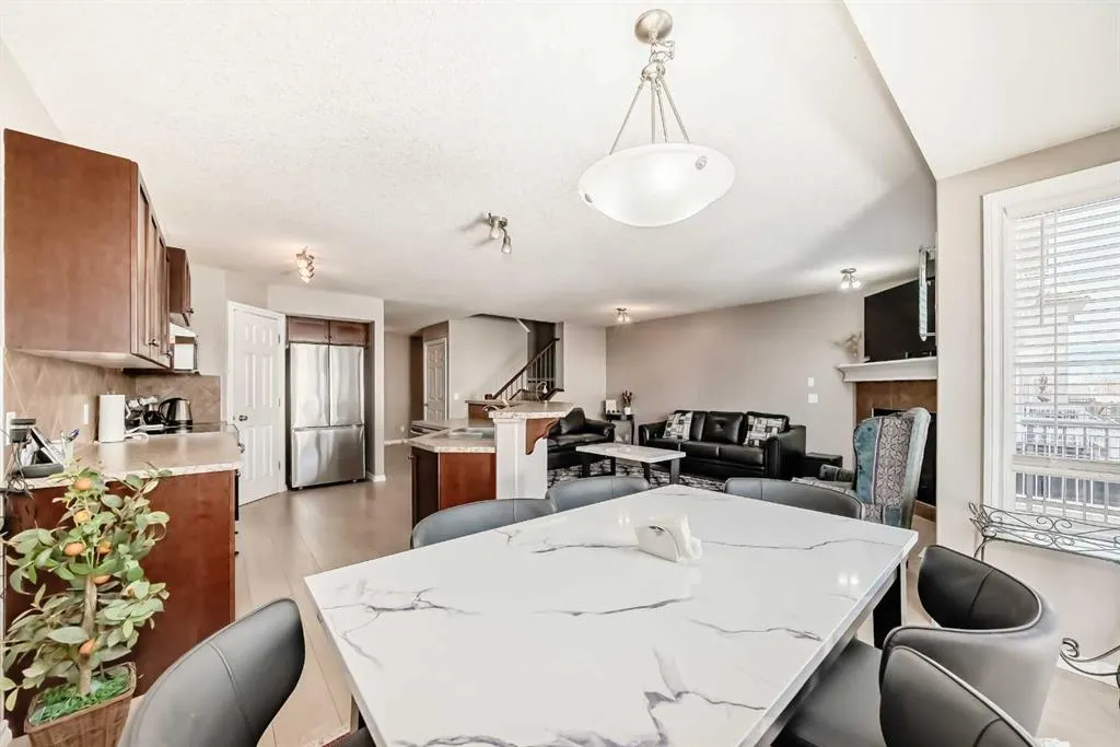 77 Royal Crest View NW