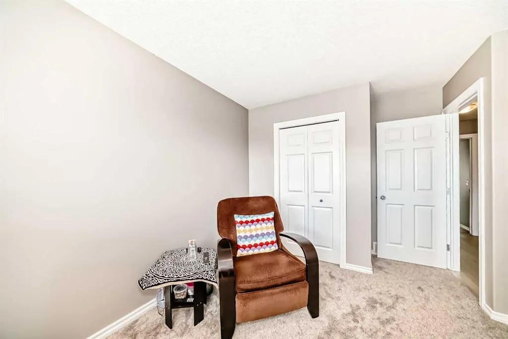 77 Royal Crest View NW