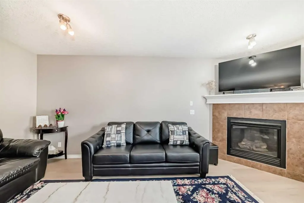 77 Royal Crest View NW