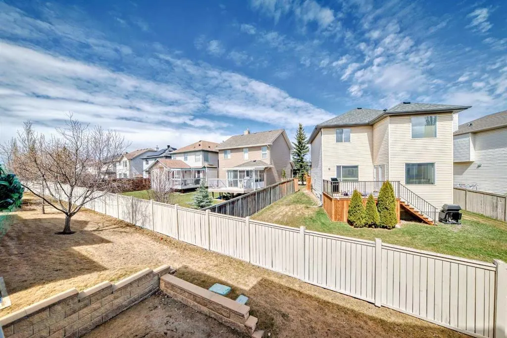 77 Royal Crest View NW