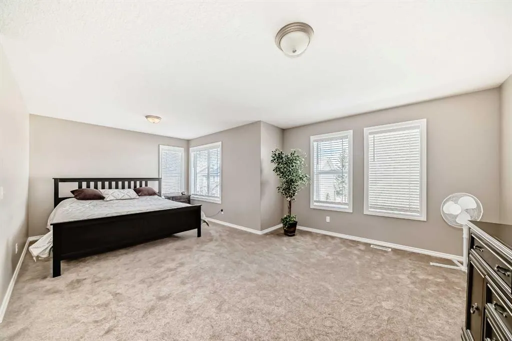 77 Royal Crest View NW